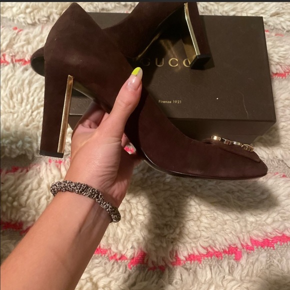 GUCCI - beautiful brown suede heel with gold details - Picture 2 of 11